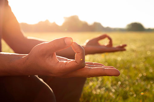 persona meditando